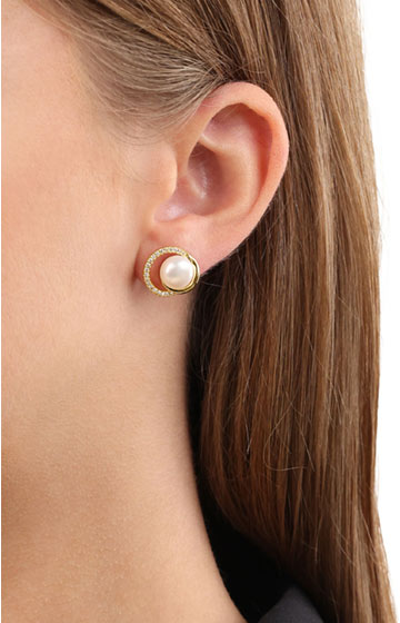 Pearl Stud Earrings in Gold